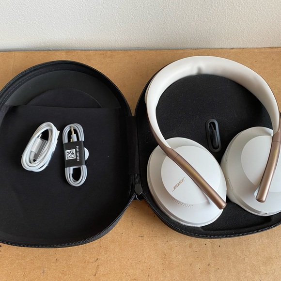 Bose Headphones 700 Wireless Noise-Canceling/Charging Case